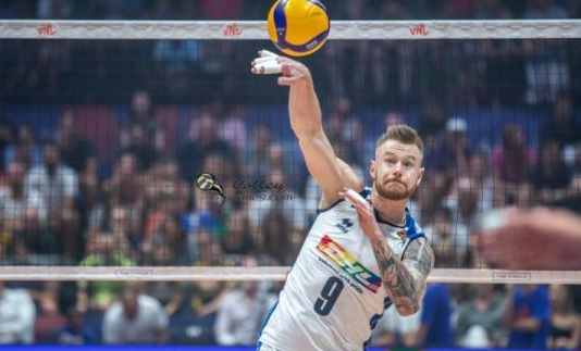 Sorotan Aksi Smash Mematikan di Kejuaraan Voli